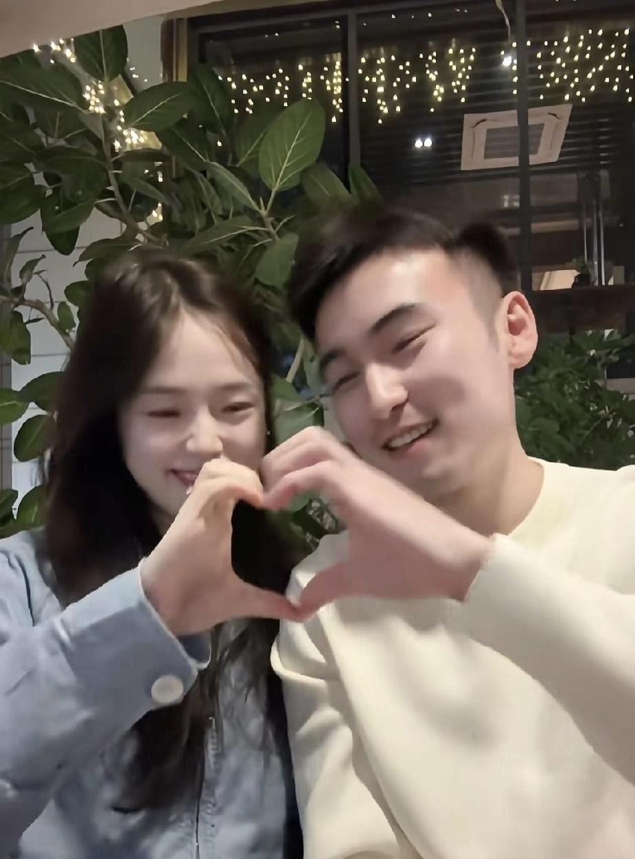 跳手势舞也这么有天赋
牛牛和媳妇很般配，牛牛在媳妇面前好温柔，俩人的手势舞娴熟，