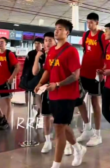 为备战八月份的男篮亚洲杯，中国男篮集训队从欧洲回国后，在北京经过短暂修整抵达杭州