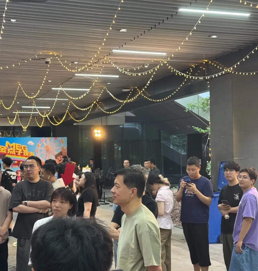 今天李彦宏现身百度科技园金点子夜市，身穿绿色短袖，黑色休闲裤，白色帆布鞋。颜值，