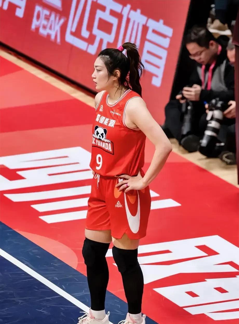 李梦的大嘴巴害了自己。人们都说李梦球打得好，人又美，是这届国家女篮的一姐，是球队