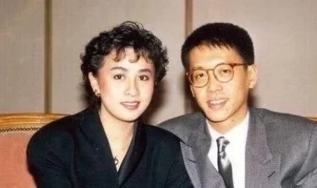 1986年，刘嘉玲独自驾车外出，不幸爆胎，求助好友吴君如，吴君如便把这个英雄救美