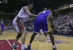 奥尼尔对阵姚明的比赛小编是一场没落的看过，奥尼尔的体型面对NBA所有球员都是BU