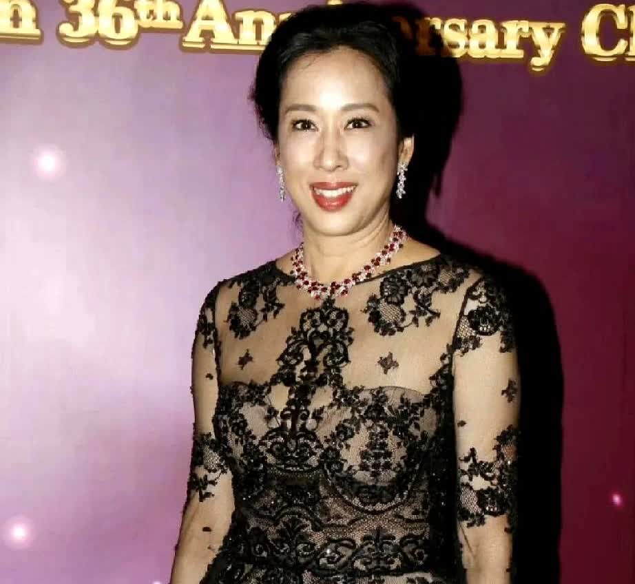 朱玲玲估计要睡不着了
不是霍启仁成家了太激动
也不是娶回来的儿媳不满意
而