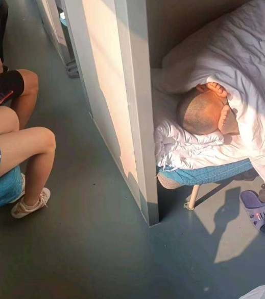 为什么要对折起来睡觉？