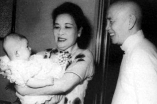 蒋纬国在临终前透露，蒋介石实际上没有生育能力，而蒋经国也并非他的亲生儿子。
（信