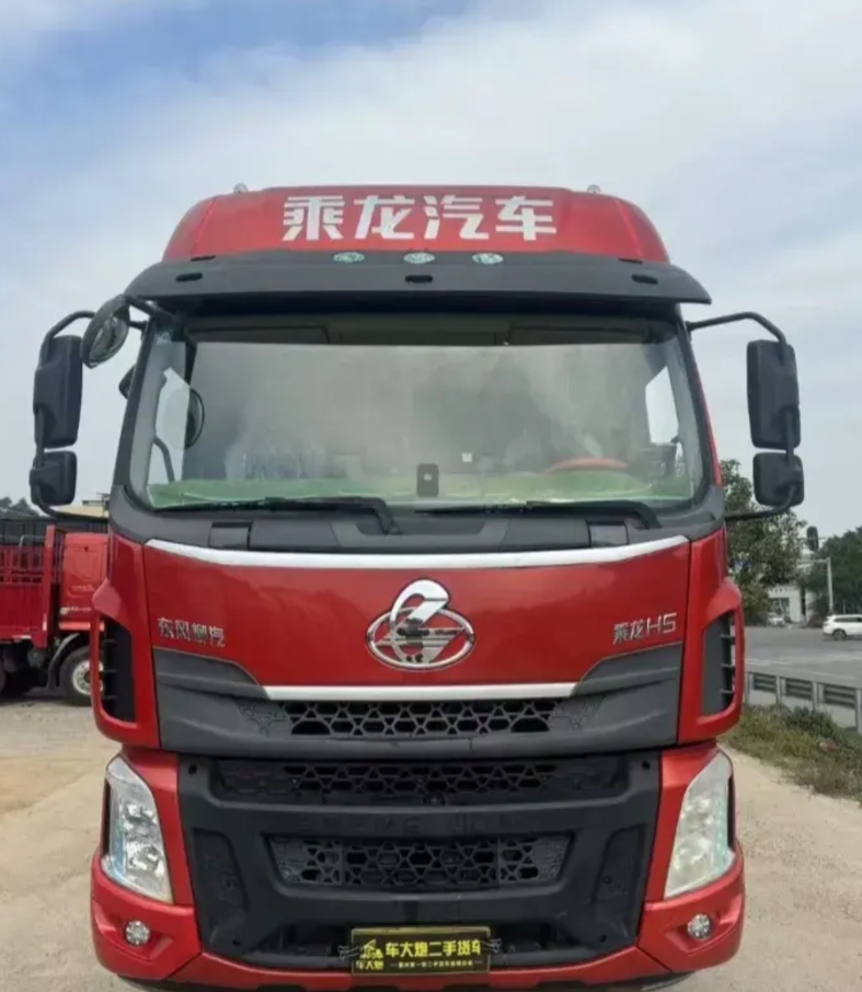 好了，不要吵了，李想一个人开自家的理想i8，东风柳汽的董事长周先鹏开着8吨重的乘