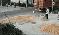 因车轮高，小孩的命保住了。