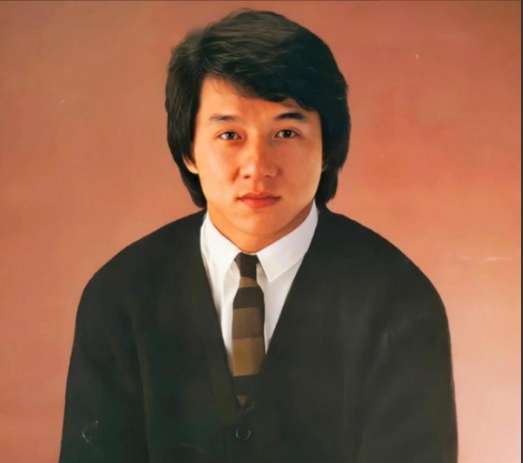 1999年，怀了孕的吴绮莉向成龙摊牌：“我一定会生下孩子的，如果你不承认，我就向