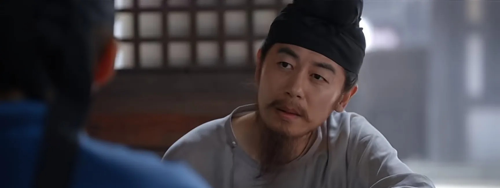 朱亚文这是怎么了，又高又帅的一线男星，在《人生若如初见》中演男三我已经忍了，现在