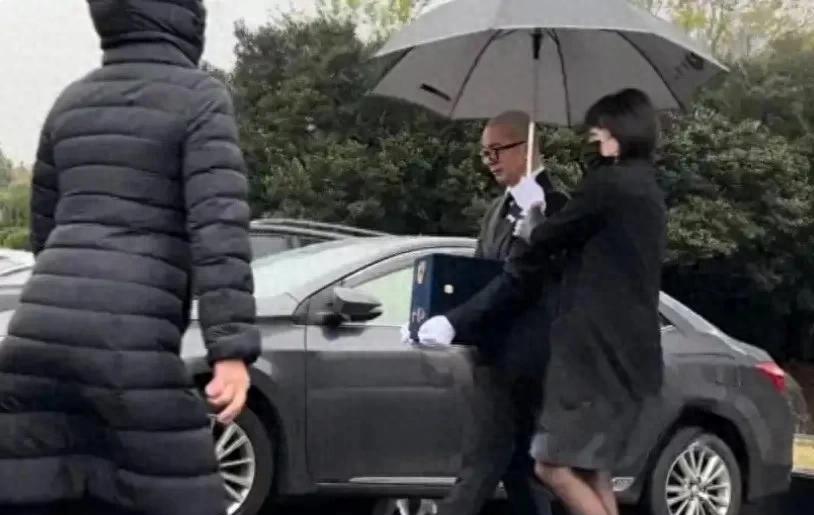 2025年3月15日暴雨倾盆，大S骨灰在家人目送中安葬。 现场最显眼的是现任丈夫