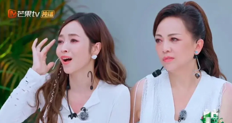 40➕女人的做人态度，瞬间被这俩人具象化了。

侯佩岑式：
任何时刻你都是温暖的