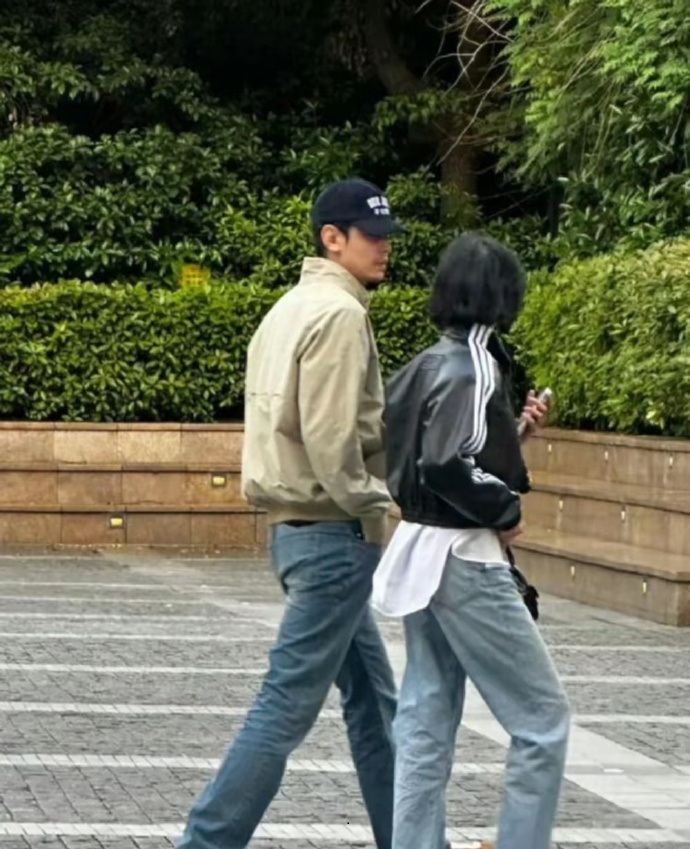 纪凌尘和大4岁韩国女友恋爱，但还没结婚，感情看起来不错的样子 ​​​
