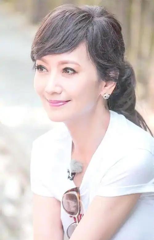 1975年，21岁的赵雅芝嫁给了31岁的香港名医黄汉伟，可婚后3年，赵雅芝便与有