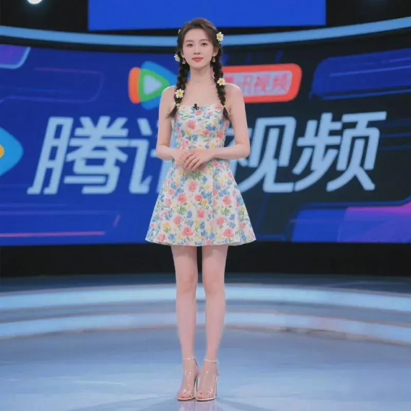 这个女主持人有点好看，谁知道她是谁吗？
