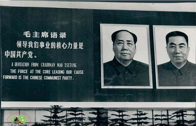 1978年的新闻老照片，展现出一代人热爱毛主席，拥护华主席的真实场景。