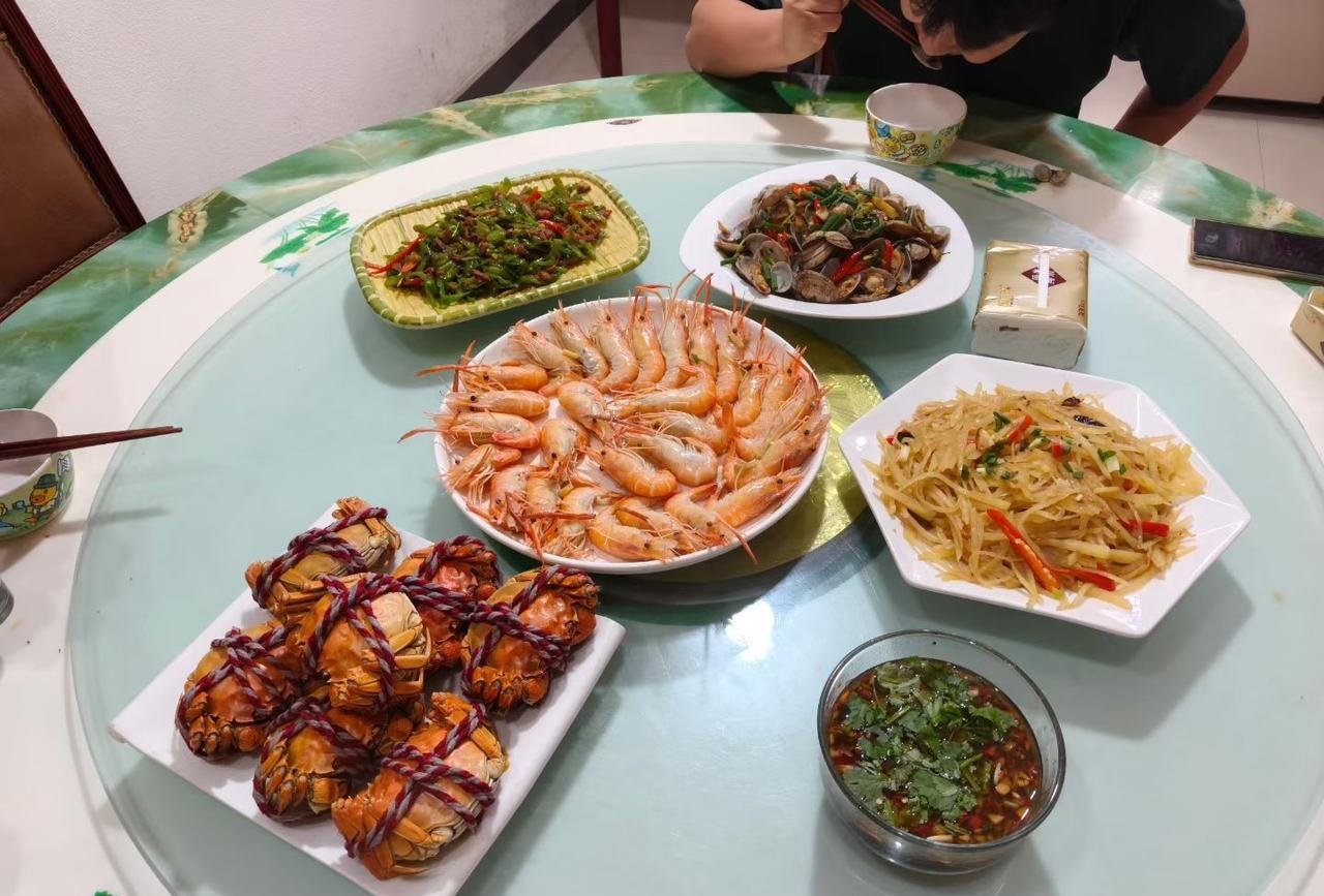 今天来爷爷家吃饭，
爷爷问：在学校谈个小女朋友了吗？
逆子：爷爷，我打算好了，谈