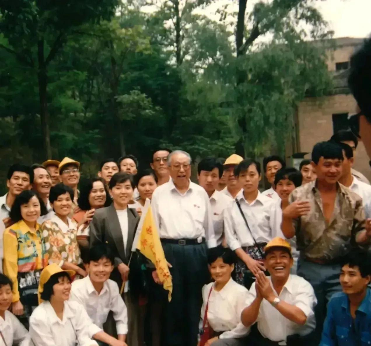 1994年6月，华国锋来到延安，参观考察，与乡亲们在一起，亲切交谈，嘘寒问暖，笑