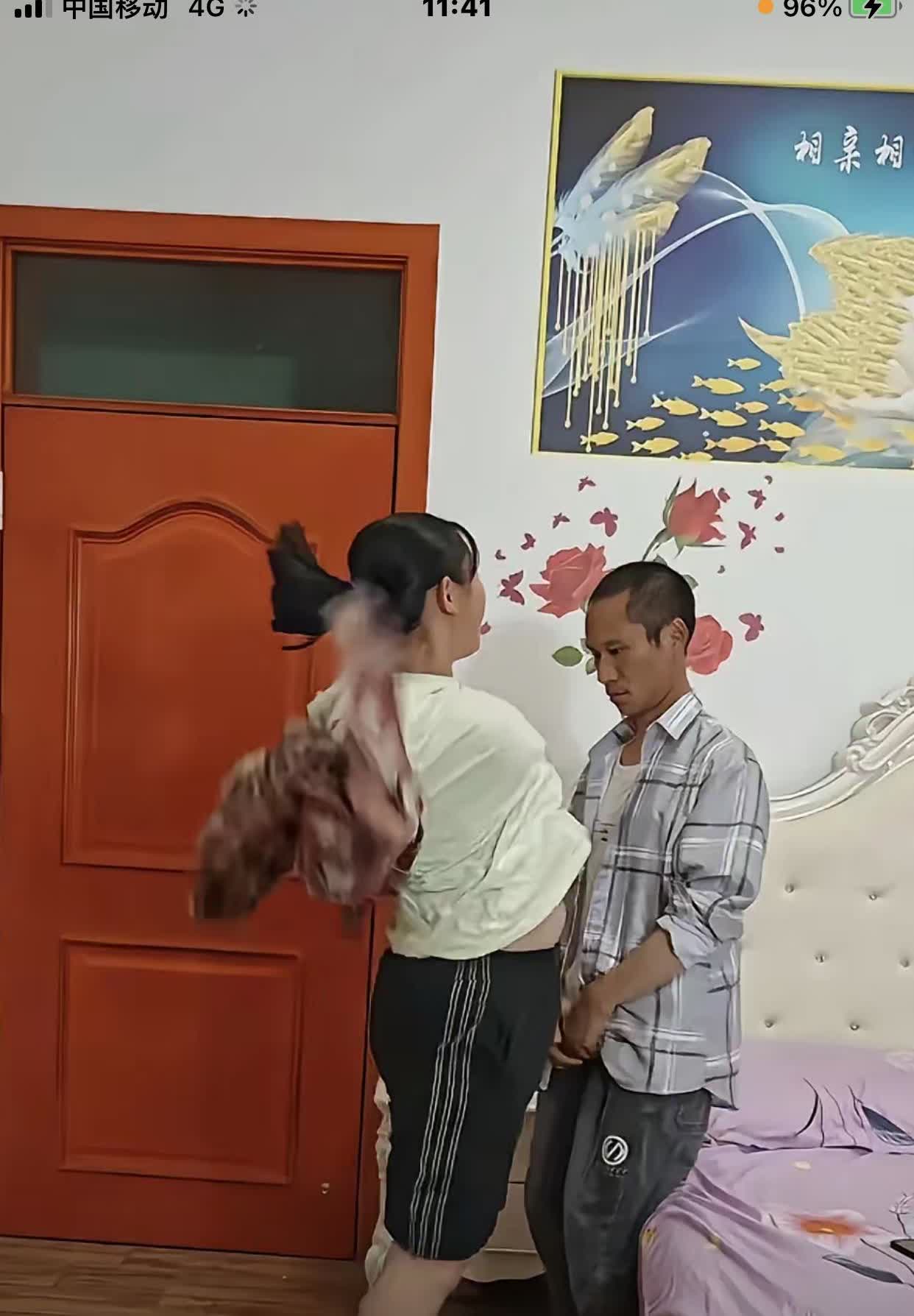 男子偷情回家，被老婆打笑的男人

家里丰满大美人，
男子外面去消魂。
女