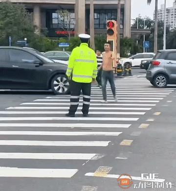 这就是贵人！斑马线上，一男子赤身光脚被人前后追击，危机时刻果断“抱警”，安全感在