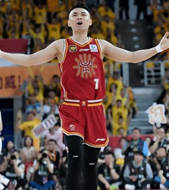 山西男篮球员原帅：赵继伟打起球来是样样精通。山西男篮球员原帅接受了《1对1》的专