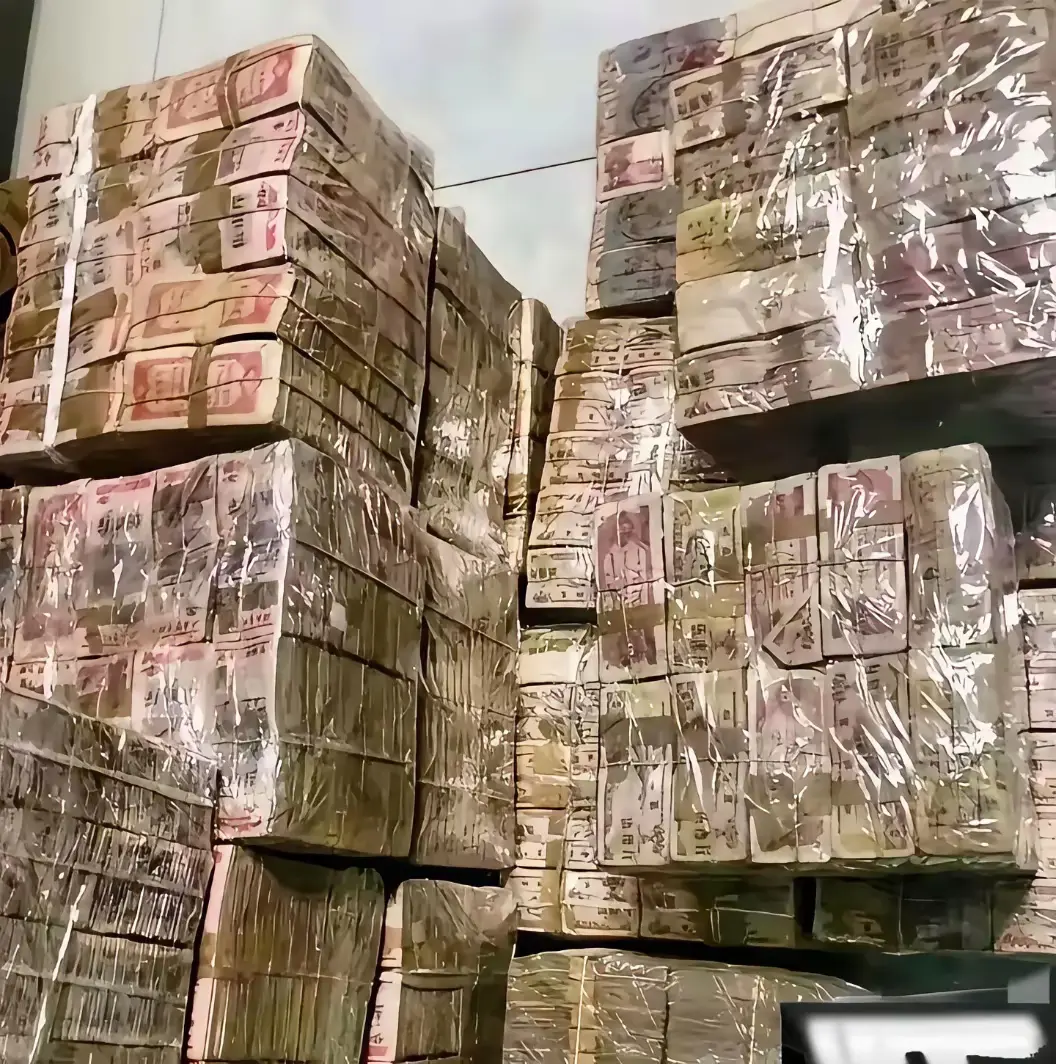 今儿收拾老房子！竟发现这堆老物件！这些到底是什么呢？值不值钱呢？
