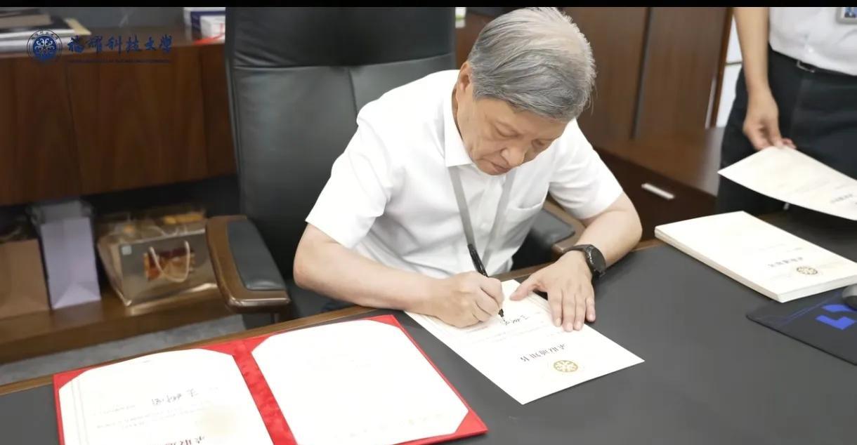 考入福耀科技大学的这50名学子的优点和缺点对比：1.荣耀加身：考生获得的录取通知