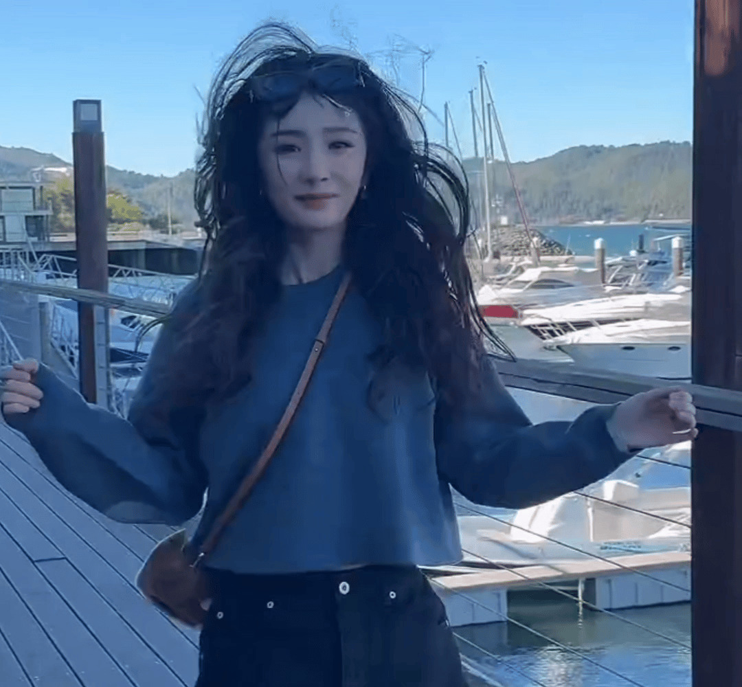 杨幂难掩老态











你敢信？曾经的少女幂，现在居然被吐槽像老妪！
