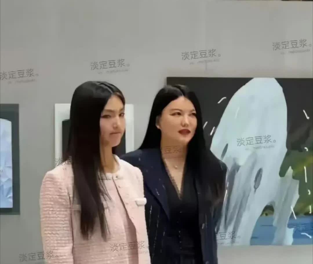 转自网友：看看李湘母女俩的穿戴，浑身上下连包包得几十万，再看看郭晶晶母子俩的穿戴