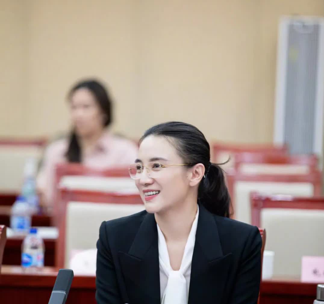 不得不说多读书真的太有用了 
你看看宋佳宋佳被问到对自己在文艺工作者角色的感受
