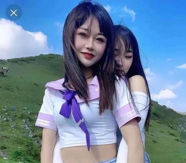 我和我在绿油油的草地上，心情美美哒！????