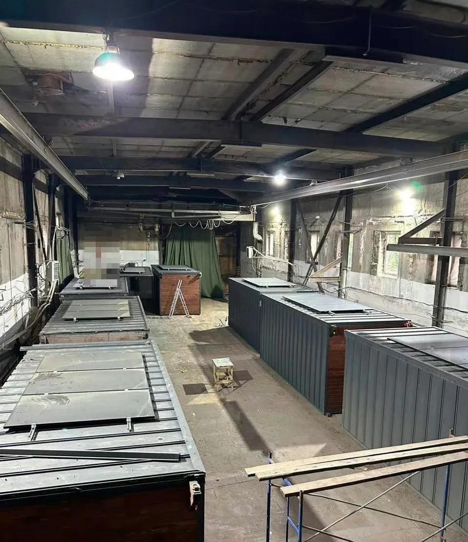 乌克兰军情部门最新行动：在俄罗斯境内，用长途货运卡车，输送载有无人机的集装箱，每