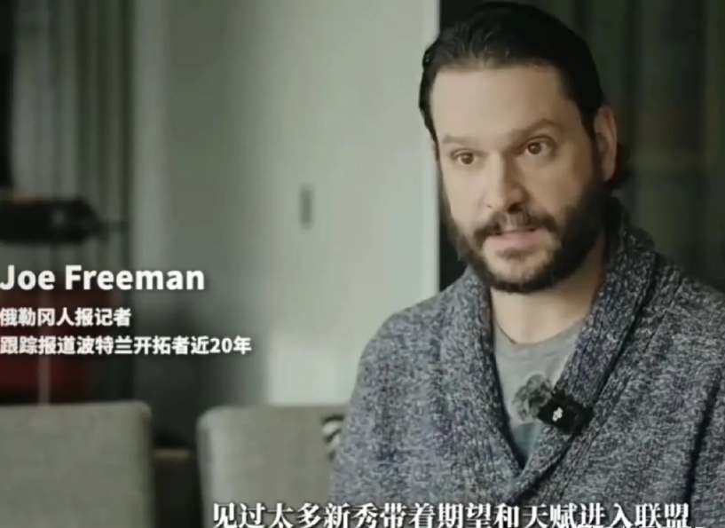 开拓者的记者表示，杨瀚森目前接受的压力实在太大了，他也理解中国球迷，包括中国市场