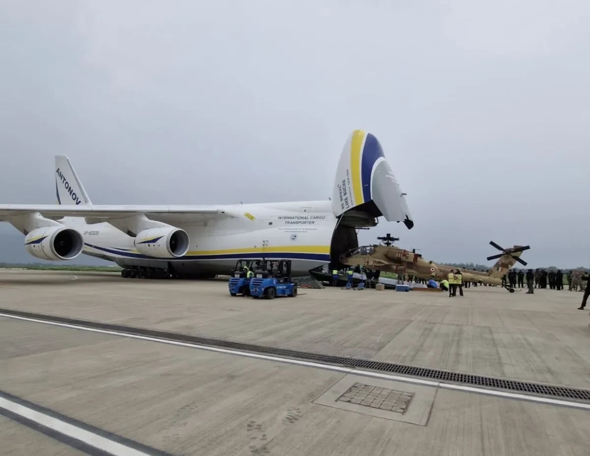 印度订购的阿帕奇直升机终于到货了！



7月22日，一架美制阿帕奇攻击直升机由