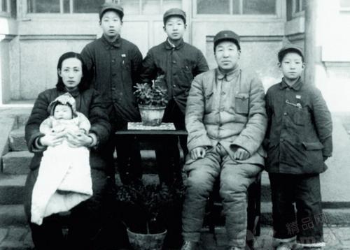 1943年，李运昌和其他300人，被日军7000人重重包围。一妇女说带他们突围，