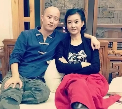 宋祖英与弟弟宋祖荣在一起，温暖又温馨，合影留念，美好的回忆！