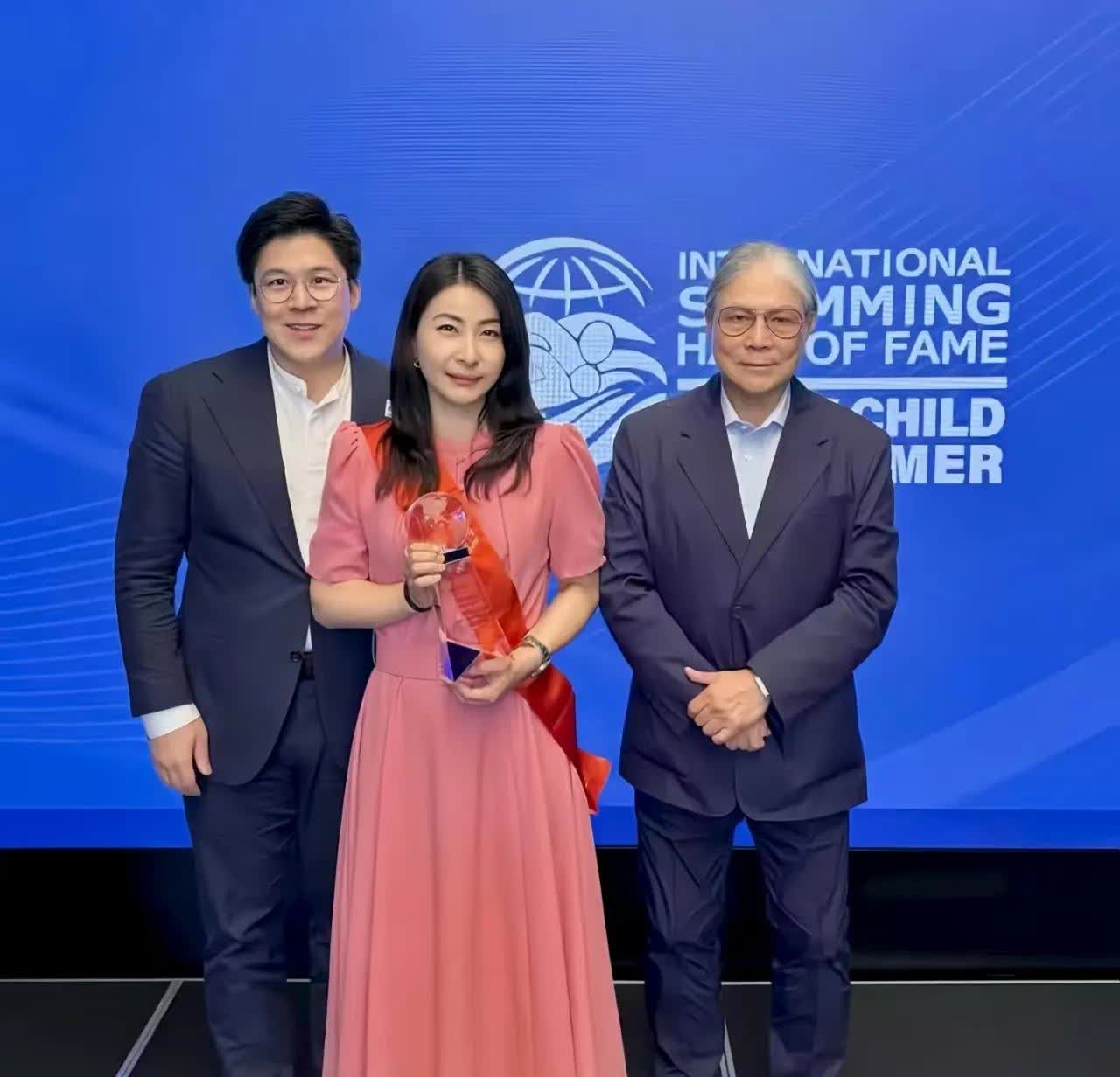 今天最骄傲的人就是霍启刚了！
不是因为有什么新成绩
而是霍启刚亲眼见证了郭晶