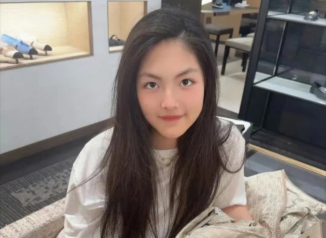 李湘又晒女儿了，王诗龄私服look休闲青春，李湘虽胖了颜值抗打！