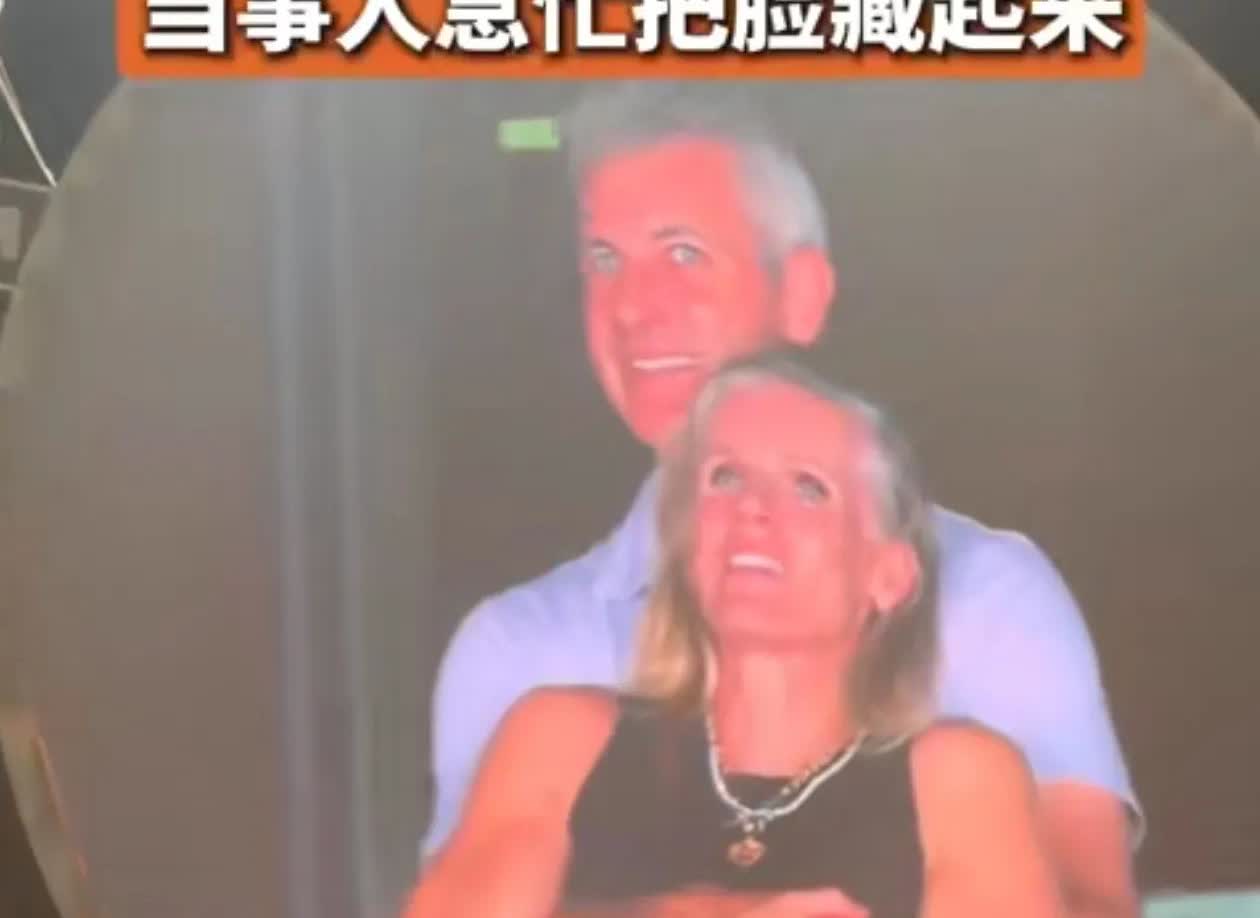 不得不说美国人的办事效率真高，
前一秒老公安迪拜伦出轨被拍，
后一秒拜伦妻子