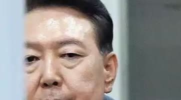 韩国尹前总统于18日上午9时左右抵达首尔中央地方法院，较庭审原定开始时间（10时