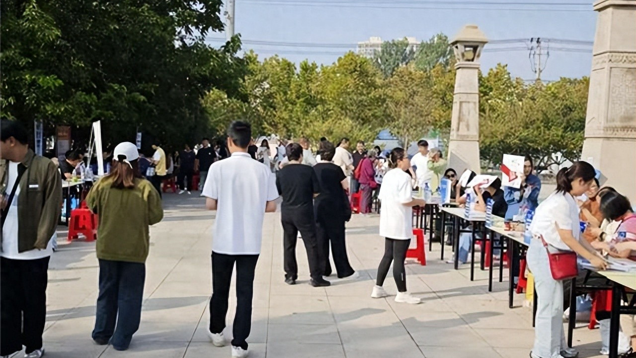 精准对接就业需求 赋能群众就业—衡水市社区专场招聘会为居民搭建就业桥梁