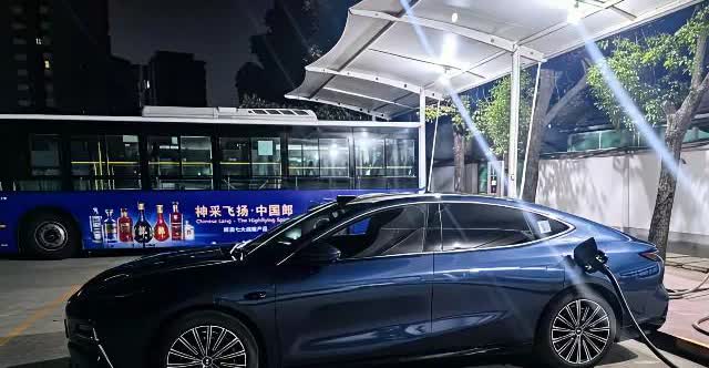 年纪大了，连对车的审美都没有了！
吃完晚饭在楼下体育场散步，发现邻居的吉利银河