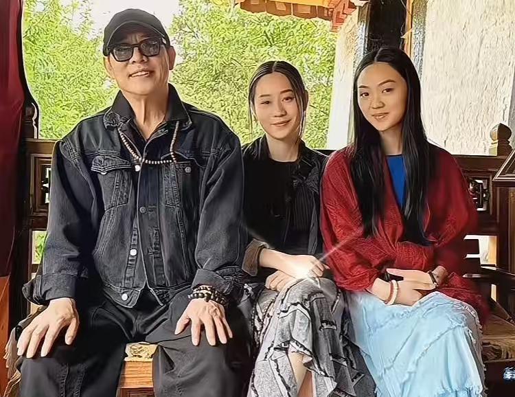 李连杰和两个女儿合影，两个人女儿的颜值一般，没有妈妈利智漂亮，看着两个女儿的穿衣