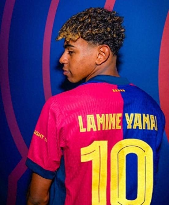 亚马尔接过巴萨10号球衣，能否成为巴萨最伟大的球星？
曾经，我以为巴萨的10号球