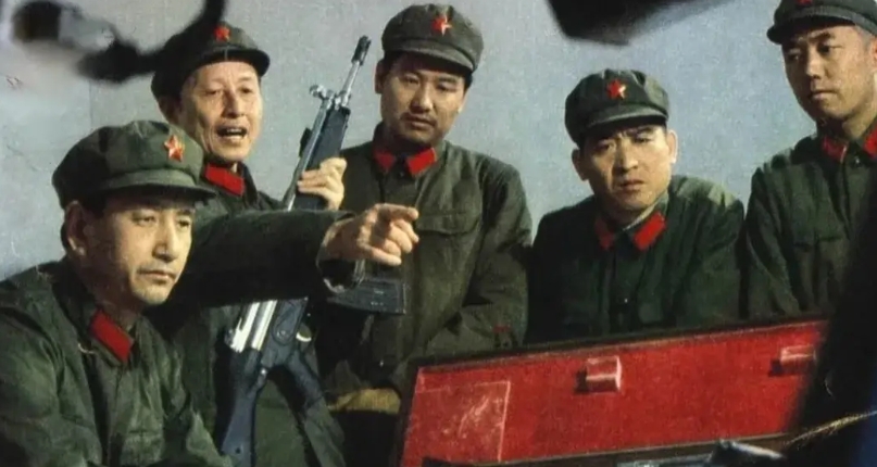 没想到国内摸到德国HK33突击步枪的时间这么早，按这65式军服来判断，应该是19