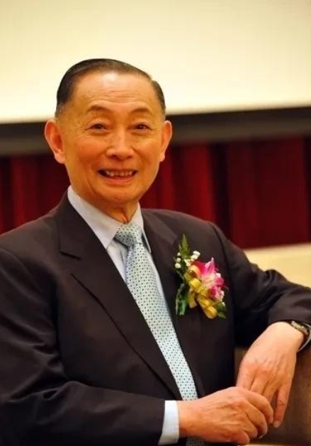 在舞台上，李玉刚想跟梅葆玖道歉，他说：我代表博大精深的梅派艺术，向全国人民……谁