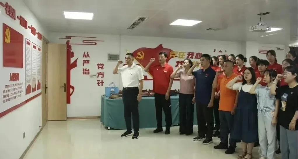 这是中国的U21女排，此前在成年国家队的单琳倩和范泊宁已经赶赴到了这一支女排队伍