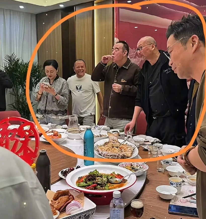 4月28日凌晨，在华表奖结束后，黄渤竟然就地组局，安排了各大导演明星，在青岛海鲜