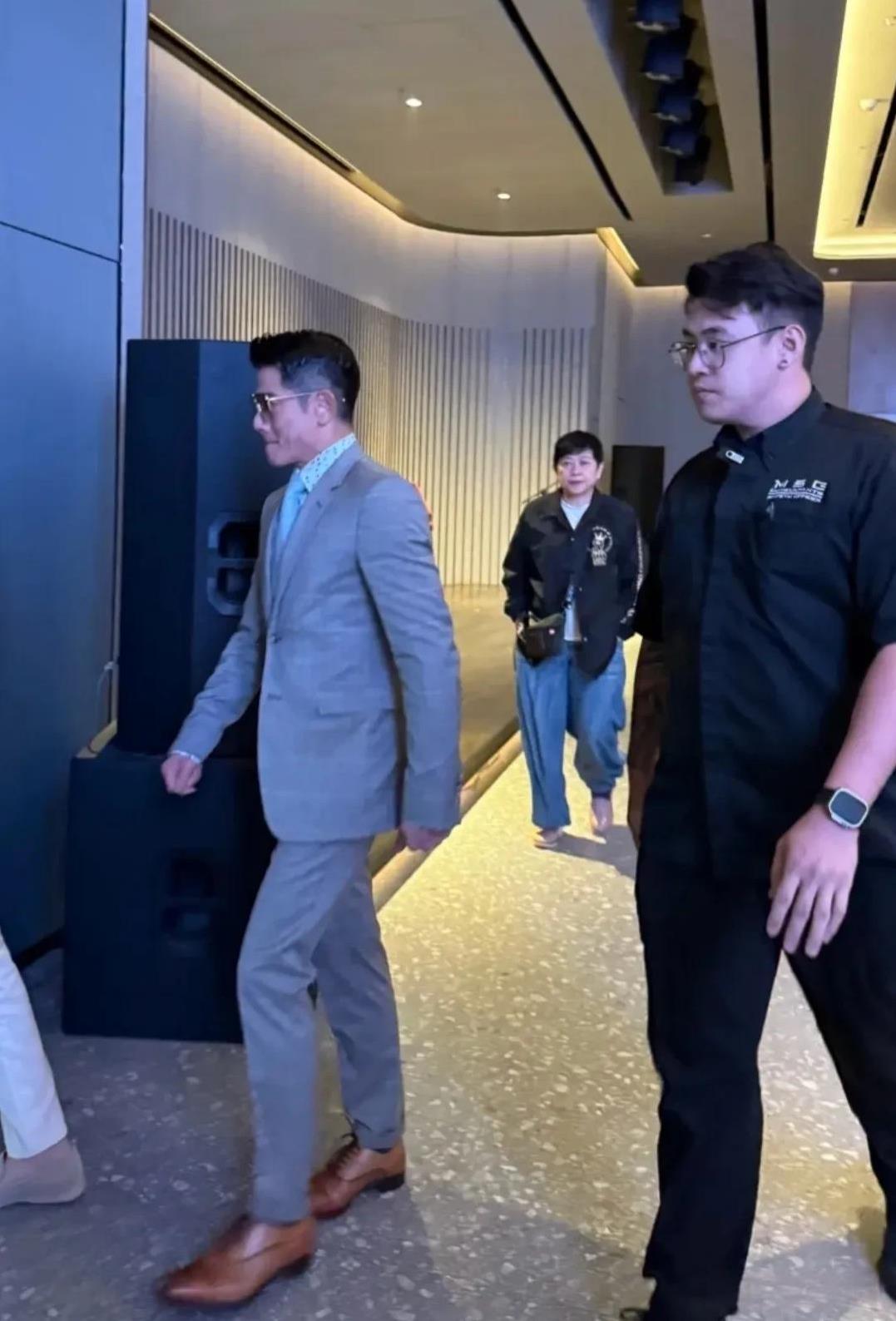 果然，天王跟西装是绝配！
60岁的郭富城现身马来西亚出席活动，戴着茶色墨镜，一身