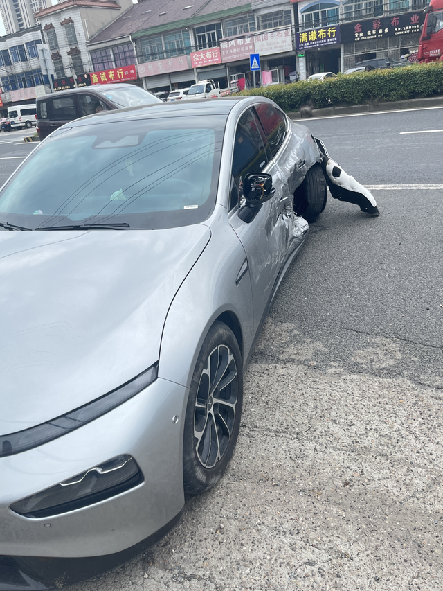 刚提一个月撞车啦
我直行道的车 他对方车道转弯过来 还没出事故认定书 基本上是对