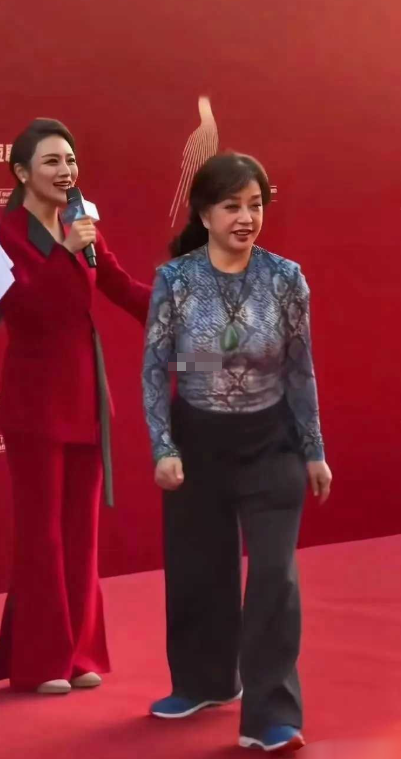 刘晓庆，脚上的鞋子很显眼，年纪大了还是得怎么舒服怎么来 ​​​